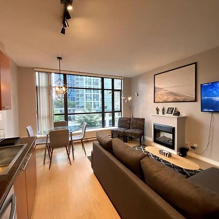 Entire Condo In Heart Of Downtown Vancouver Exterior foto