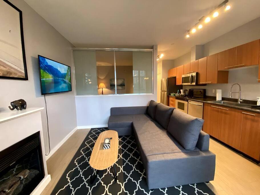 Entire Condo In Heart Of Downtown Vancouver Exterior foto