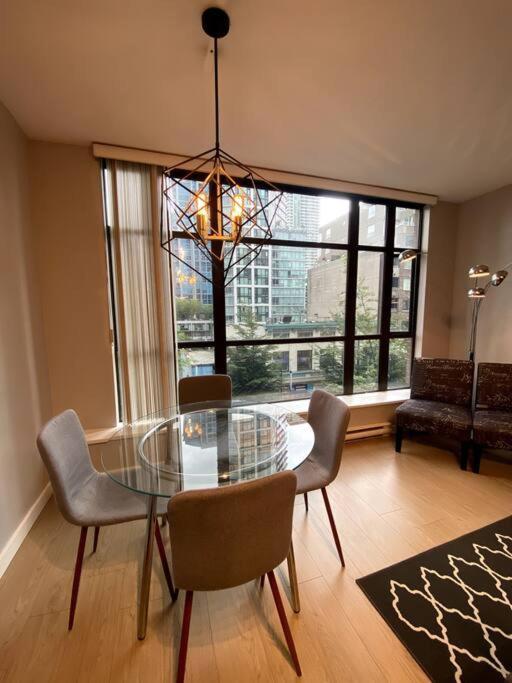 Entire Condo In Heart Of Downtown Vancouver Exterior foto