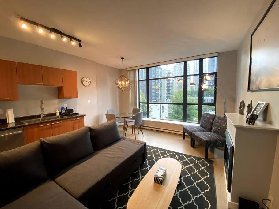 Entire Condo In Heart Of Downtown Vancouver Exterior foto