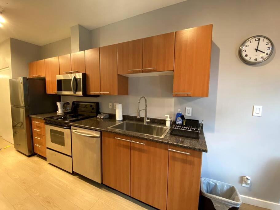 Entire Condo In Heart Of Downtown Vancouver Exterior foto